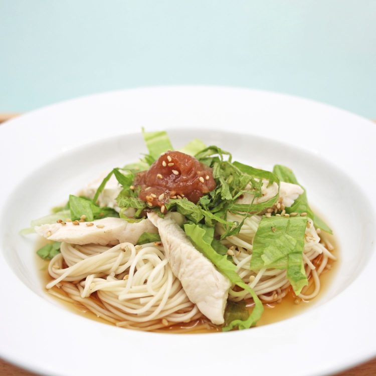 梅肉でさっぱり！レタスと鶏ささみの冷やしそうめん