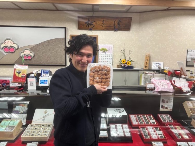 清塚信也さんが勝僖梅本店にご来店され、梅干し・梅酒をご試食いただきました